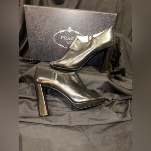 Prada open toe ankle boots / heels. Black leather. Size 40
